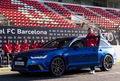 Piłkarze FC Barcelony odebrali nowe samochody służbowe